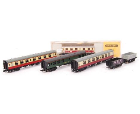 A collection of assorted N gauge railway trainset carriages / wagons. To include; a boxed Ibertren '208' N gauge carriage, 2x