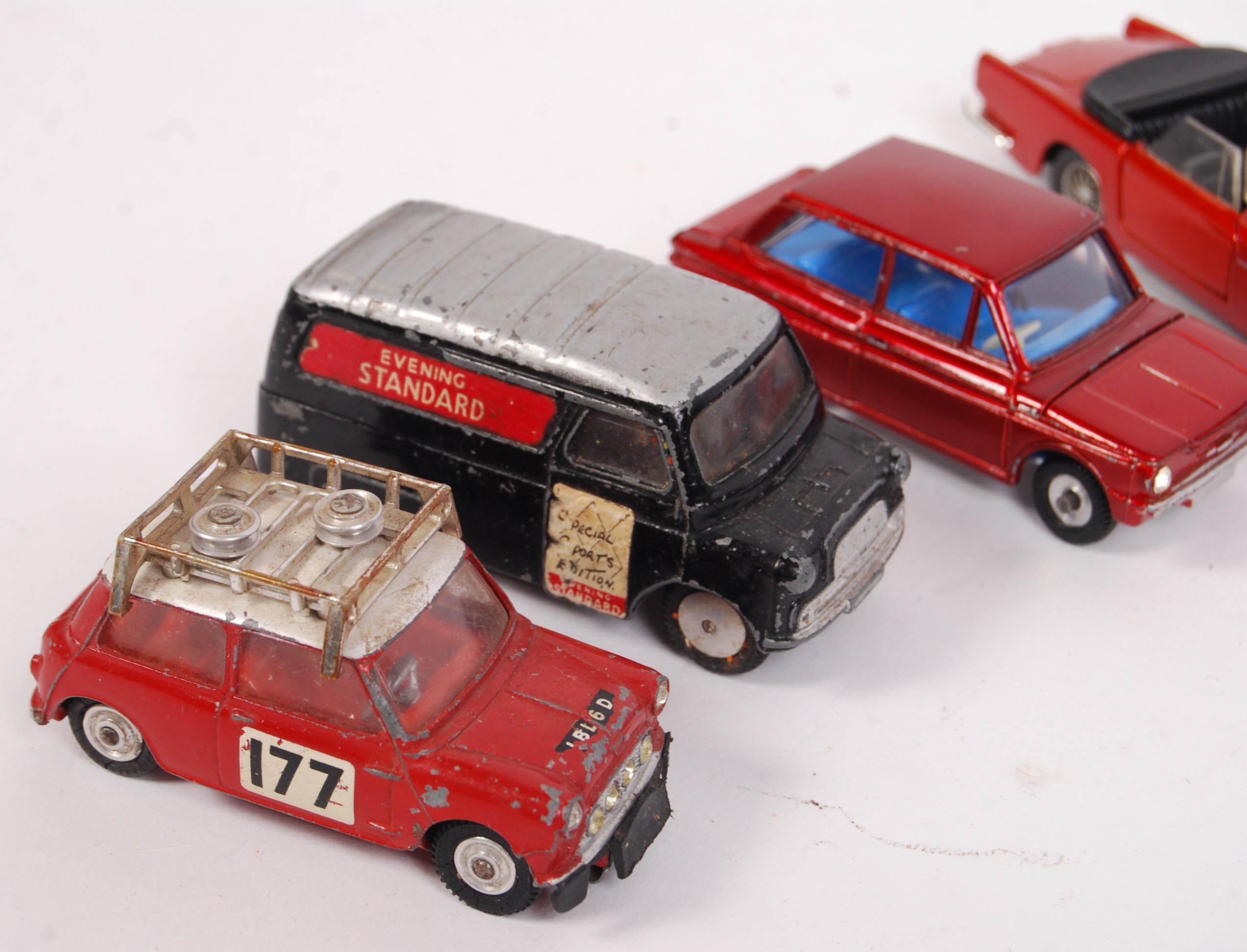 A collection of 12x assorted vintage & Dinky loose diecast model
