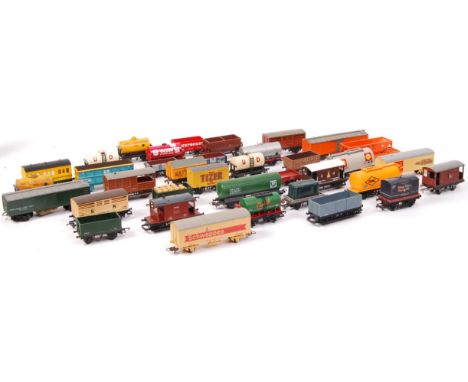 A large collection of 30+ items of 00 gauge railway trainset rolling stock items - wagons / covered wagons etc. Various maker