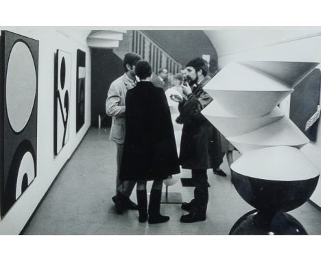 Szeemann, Harald. Sammlung von 3 Original-Photographien, 6 Ausstellungskatalogen, 1 Karte, 6 Büchern und 8 Zeitschriften mit 