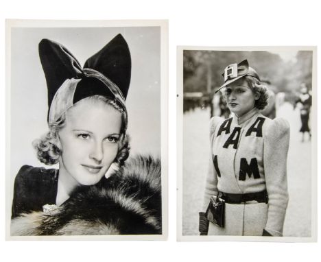 Sammlung von 16 Modephotographien der 1920er/1930er Jahre. Vintages. Silbergelatine. 1920er/30er Jahre. Verso mit unterschied