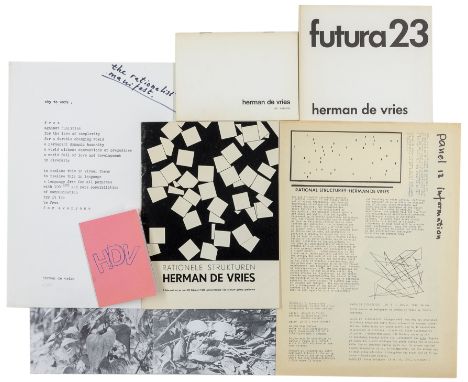 de Vries, Herman. Umfangreiche Sammlung mit 1 dreiseitigen handschriftlichen Brief, 2 Büchern sowie 30 Kleinschriften, Flugbl
