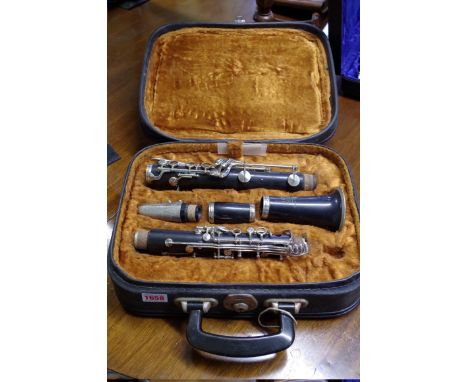A Boosey &amp; Hawkes 400 clarinet,&nbsp;in fitted case.&nbsp; 