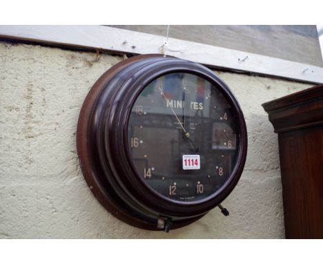 A Smiths vintage brown Bakelite 20 minute countdown clock,&nbsp;(possibly darkroom timer), wall mounted, 31cm diameter. 