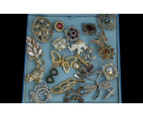 Collection of Quality & Decorative Vintage Brooches, various shapes and designs, decorated with crystals, mother of pearl, en