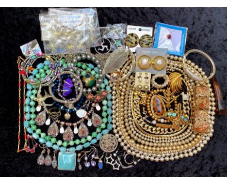 A Good Collection of Vintage Costume Jewellery to include beads, necklaces, gilt and coloured necklaces, silver and gold tone