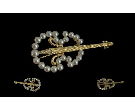 18ct Gold - Superb Quality Diamond and Pearl Set Brooch, In the Form of a Cello - Violin. Marked 18ct - 750. Nr Mint Conditio