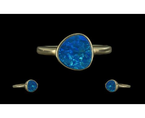 Ladies 9ct Gold Attractive Single Stone Opal Set Ring. Full Hallmark to Shank. Ring Size T. Weight 3.1 grams. Excellent Condi