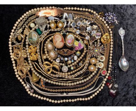 Box of Vintage Costume Jewellery, including pearls, chains, brooches, cufflinks, etc.