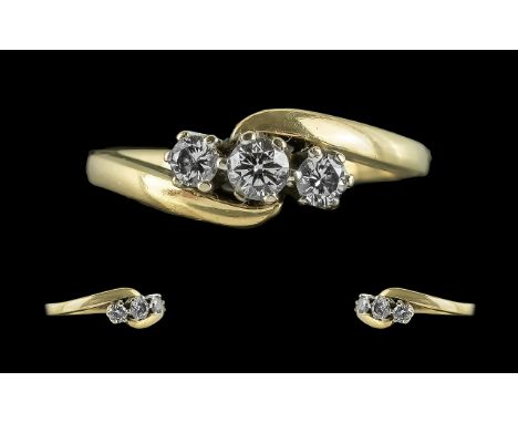 18ct Gold Ladies 3 Stone Diamond Set Ring, marked 18ct to shank.  The three round faceted diamonds of good colour and clarity