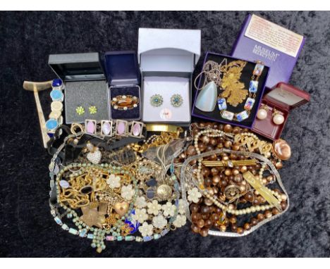 Collection of Vintage Costume Jewellery including pendants, brooches, chains, pearls, earrings, beads, bracelets, crystals, c