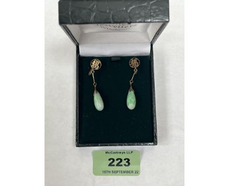 A pair of 14ct pendant drop jade earrings with screw fittings