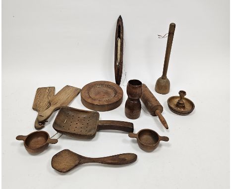 Collection of treen items including butter pats, rolling pin moulds, pie crimpers, spoons, strainers, napkin rings, quaiches,