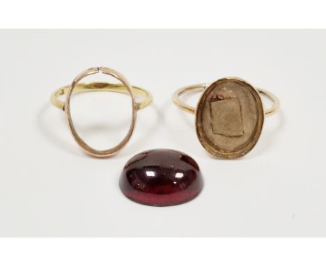 Cherry amber and yellow metal ring, the oval cabochon cherry amber head approximately 1.7cm long, the yellow metal mount a/f,
