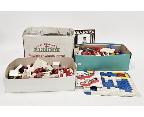 Collection of mainly 1970's loose Lego, mostly blocks with a few other accessories,&nbsp;a quantity of plastic toy animals&nb