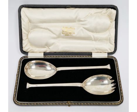 Cased George V silver salad serving set, Sheffield 1928, H Hunt, comprising a spoon and a fork of plain form, the tapered han
