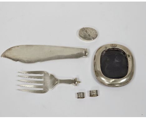 Collection of silver items including an oval pill box (lid a/f), 800 grade oval photograph frame 9cm high and the blades from