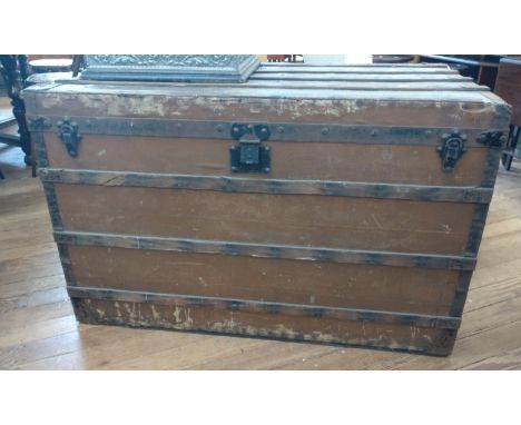 A vintage trunk (70cm x 110cm x 62cm) 