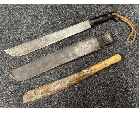 WW2 US Machete with single edged blade 445mm in length maker marked and dated "Disston US 1943". Overall length 585mm. Comple