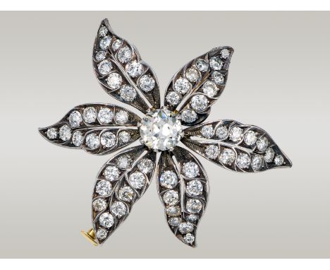 Blütenbrosche mit DiamantenSilber auf 14kt Gold, 1 Diamant im Altschliff mit ca. 1 ct, weitere Diamanten im Altschliff mit in