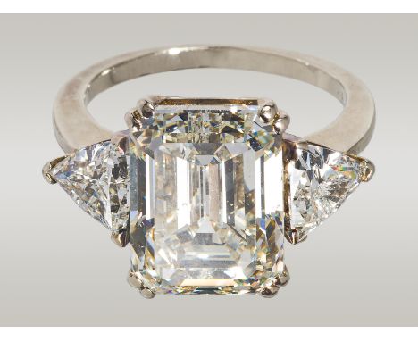 DiamantringWeißgold, 1 Diamant im Smaragdschliff mit ca. 9-10 ct, 2 weitere Diamanten im Triangelschliff mit insgesamt ca. 0,