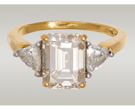 DiamantringPlatin, 18kt Gold, 1 Diamant im Smaragdschliff mit ca. 4 ct, 2 weitere Diamanten im Triangelschliff mit insgesamt 