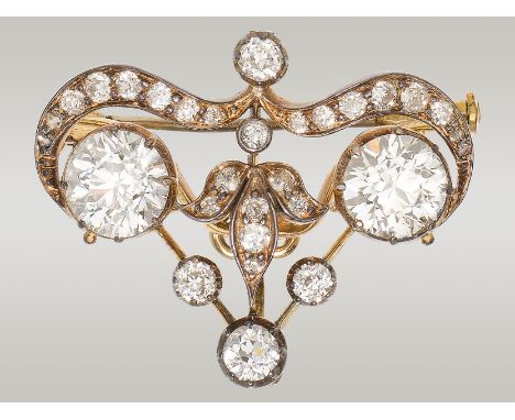 DiamantbroscheSilber auf Gold, 2 Diamanten im Altschliff mit insgesamt ca. 4 ct, weitere Diamanten im Altschliff mit insgesam
