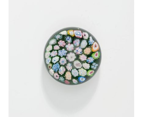 Briefbeschwerergrüner Glaspolster, Millefiorimuster; signiert mit Millefiori "R" in Krug für Josef Riedel, farblos überschmol