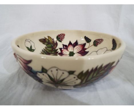 Moorcroft - a good quality Moorcroft bowl in the Bramley Revisited pattern, approximate height 6 cm (h0 x 15 cm (d). Estimate