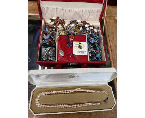 A jewellery box containing costume jewellery including silver, together with a vintage cased faux pearl necklace 