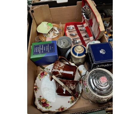 Assorted items including Wade, Royal Crown Derby, Swarovski, Dartington etc (14 items) 