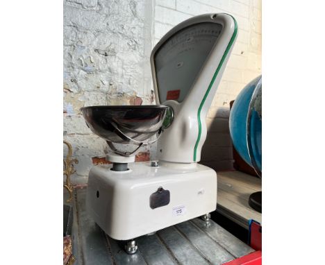 A vintage Avery enameled set of scales with aluminium tray. 