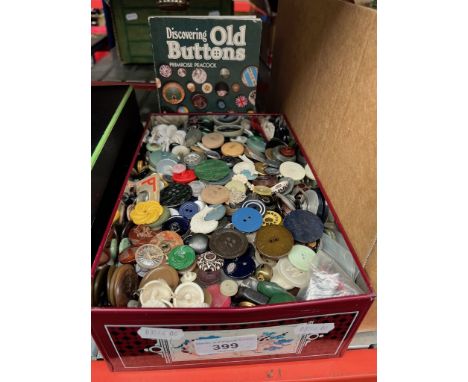 A tin of assorted vintage buttons. 
