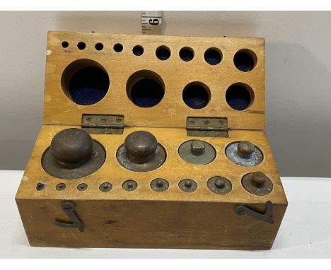 A complete set of vintage weights 