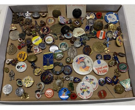 A large job lot of assorted vintage badges 