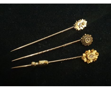 Three stamped 15ct stick pins total weight 3.78g 