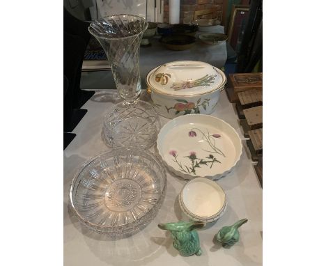 VARIOUS ITEMS OF CERAMICS AND GLASSWARE TO INCLUDE A PORTMERION FLAN DISH, A ROYAL WORCESTER EVESHAM LIDDED DISH ETC 