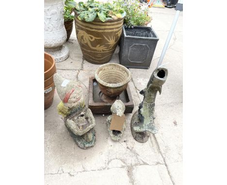 AN ASSORTMENT OF GARDEN ORNAMENTS TO INCLUDE A PLANTER, GNOME AND FISH ETC 