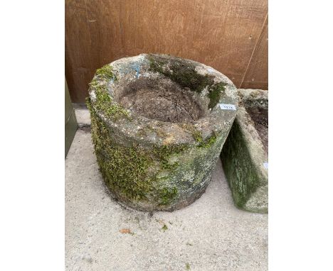 A VINTAGE ROUND CAST STONE PLANTER (H:33CM DIAMETER:40CM PLANT DEPTH:22CM) 