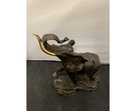 A 1991 FRANKLIN MINT CAST BRONZE "GIANT OF THE SERENGETI" ELEPHANT WITH GOLD COLOURED TUSKS 