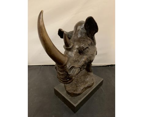 A LARGE BRONZE RHINO BUST ON A MARBLE BASE HEIGHT 32CM 