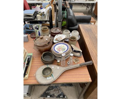 A LARGE ASSORTMENT OF ITEMS TO INCLUDE CERAMIC PLATES, A TUREEN AND A COLOURED GLASS VASE ETC 