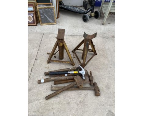 AN ASSORTMENT OF TOOLS TO INCLUDE AXEL STANDS, HAMMERS AND AXES ETC 