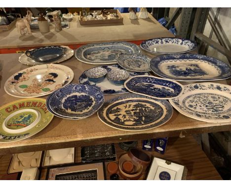 A COLLECTION OF MAINLY BLUE AND WHITE CERAMIC PLATES TO INCLUDE MEAT PLATTERS AND SERVING DISHES 