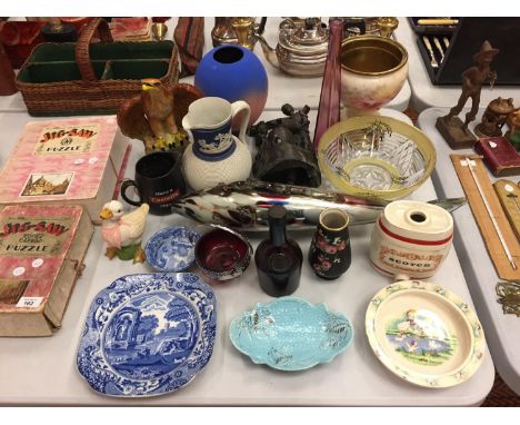 A LARGE MIXED GROUP TO INCLUDE VARIOUS WADE ITEMS, WADE ROYAL VICTORIA SCOTCH BARREL, WADE QUACK QUACKS BOWL, A MURANO STYLE 