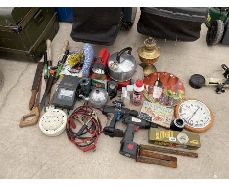 A LARGE ASSORTMENT OF ITEMS TO INCLUDE CHISELS, A BRASS OIL LAMP, GARDEN TOOLS ETC 