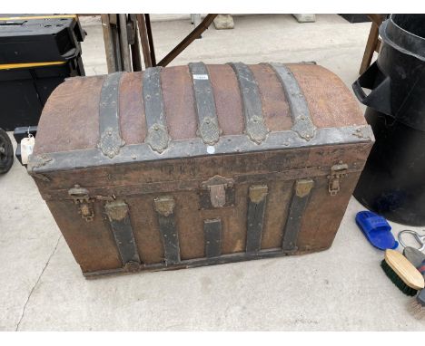 A VINTAGE METAL TRUNK WITH TWO HANDLES AND DECORATIVE WOODEN BANDING 