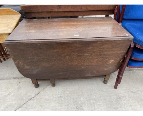 AN EARLY 20TH CENTURY OAK BARLEYTWIST GATE LEG DINING TABLE 