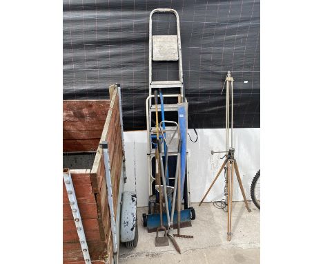 AN ASSORTMENT OF GARDEN TOOLS TO INCLUDE A SIX RUNG STEP LADDER, SHOVEL AND FORK ETC 