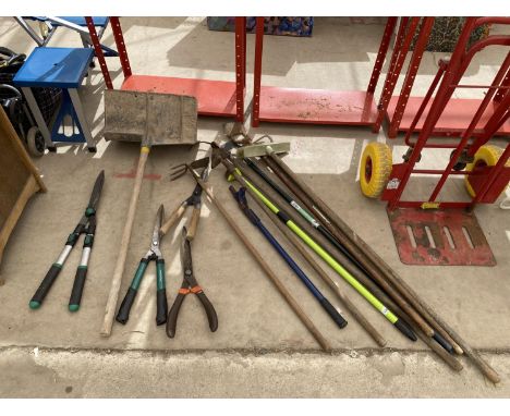 AN ASSORTMENT OF GARDEN TOOLS TO INCLUDE A BRICK HOD, SHEARS AND HOES ETC 